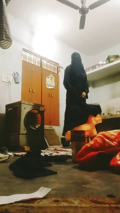 Urvashi naqab phnke kamar matkati h