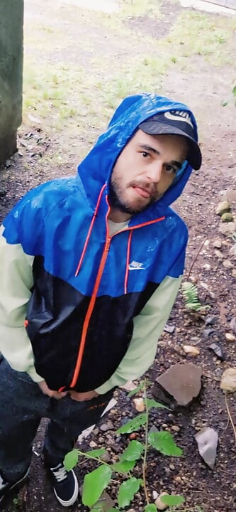 私は公共の場で私のコックと遊ぶ