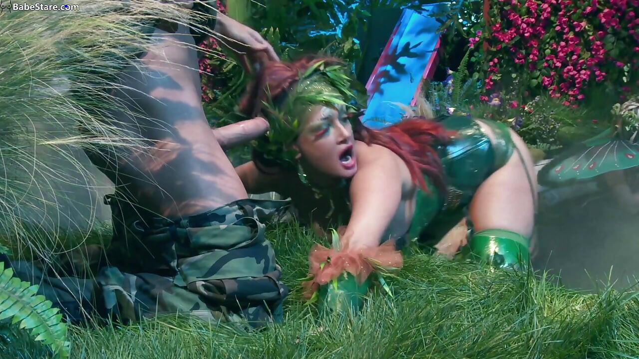 Paródia de Poison Ivy: garotas sexy fantasiadas fazem uma orgia