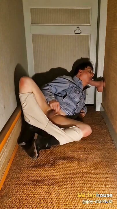 Sání robertku a anální masturbace na chodbě