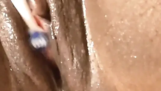 Aku lagi asik ngentot memek becekku pakai dildo ukuran XL sampai klitorisnya menganga lebar