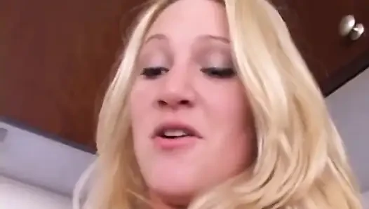 Alexis Malone fickt in der küche mit ihren kleinen titten