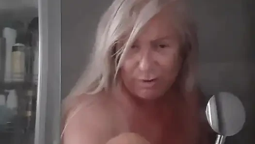 Duschen sie mit der geilen lady Fina und masturbieren