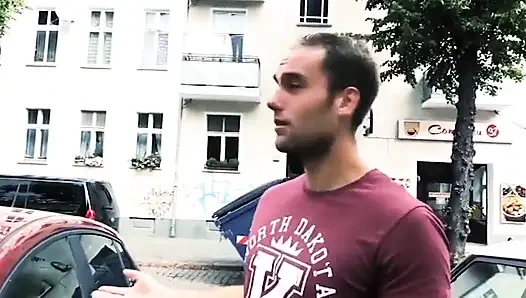 Татуировочная шлюха в сетчатом чулке, взятое с улицы