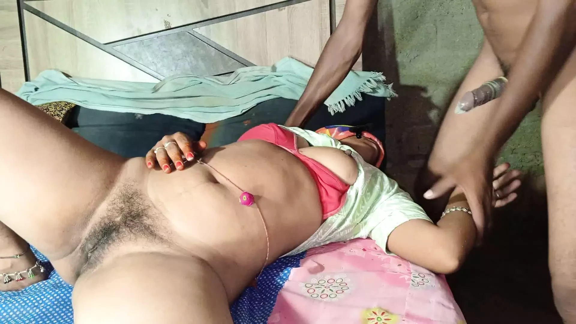 Dhire se daliye, virgin hu' - Desi középiskolás lány 18+ mocskosan beszél hindi nyelven, és elveszíti anális szüzességét