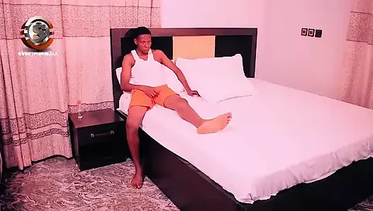 Renkli saçlı çikolata Afrikalı güzel kadın ilk oyuncu seçmelerinde iki yarakla sert sikiliyor (pt1)