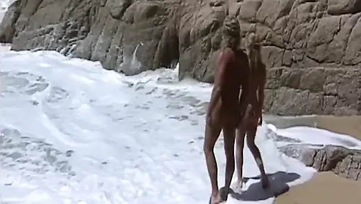 Они занимаются сексом без ограничений на пляже