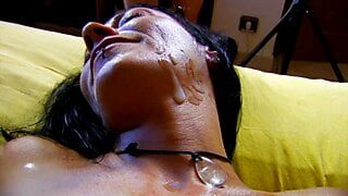 Getatoeëerde rijpe vrouw in zwarte lingerie wordt gevingerd