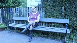 Transvestit draußen an einem öffentlichen Bahnhof