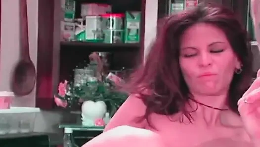 Lesbische flasche, dehnt tropfende muschi weit offen