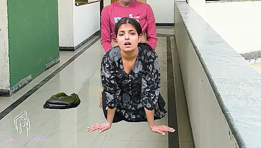 Komal begann ihren freund in der schule, sie fing an, Bindas zurückzuweisen