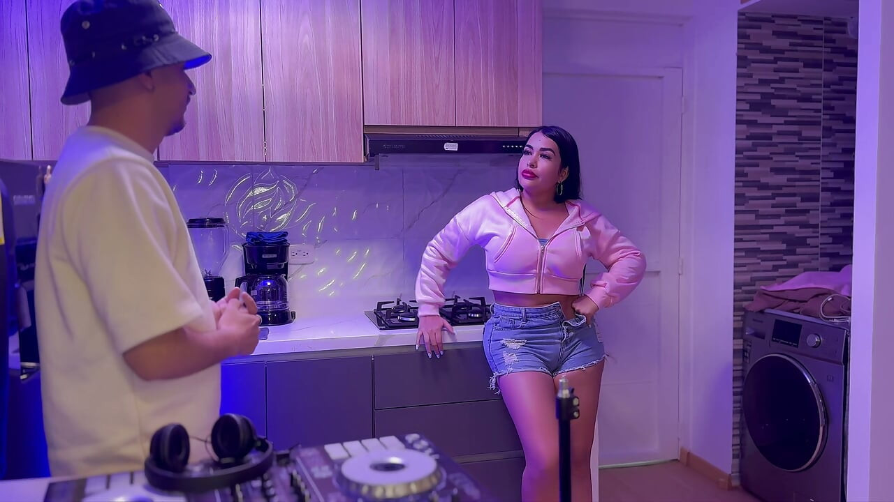 Milf cuckolds haar man met geile puverto dj - Lalucero