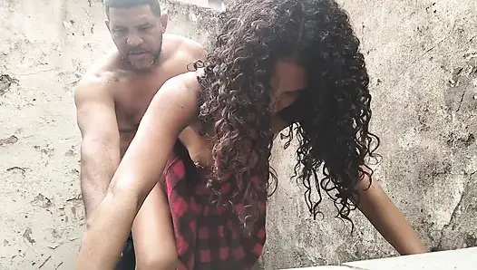 Üvey kızım merdivenlerde. (Eski oyun)