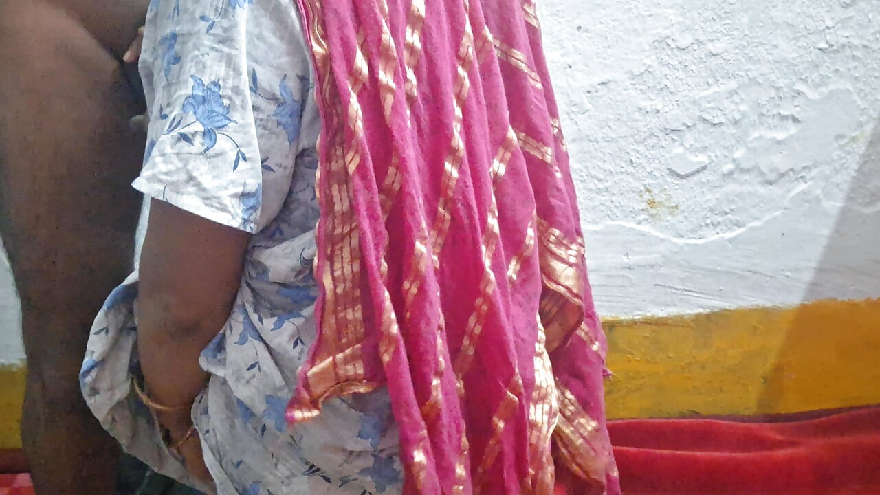 Une soubrette suce la bite de mon mari