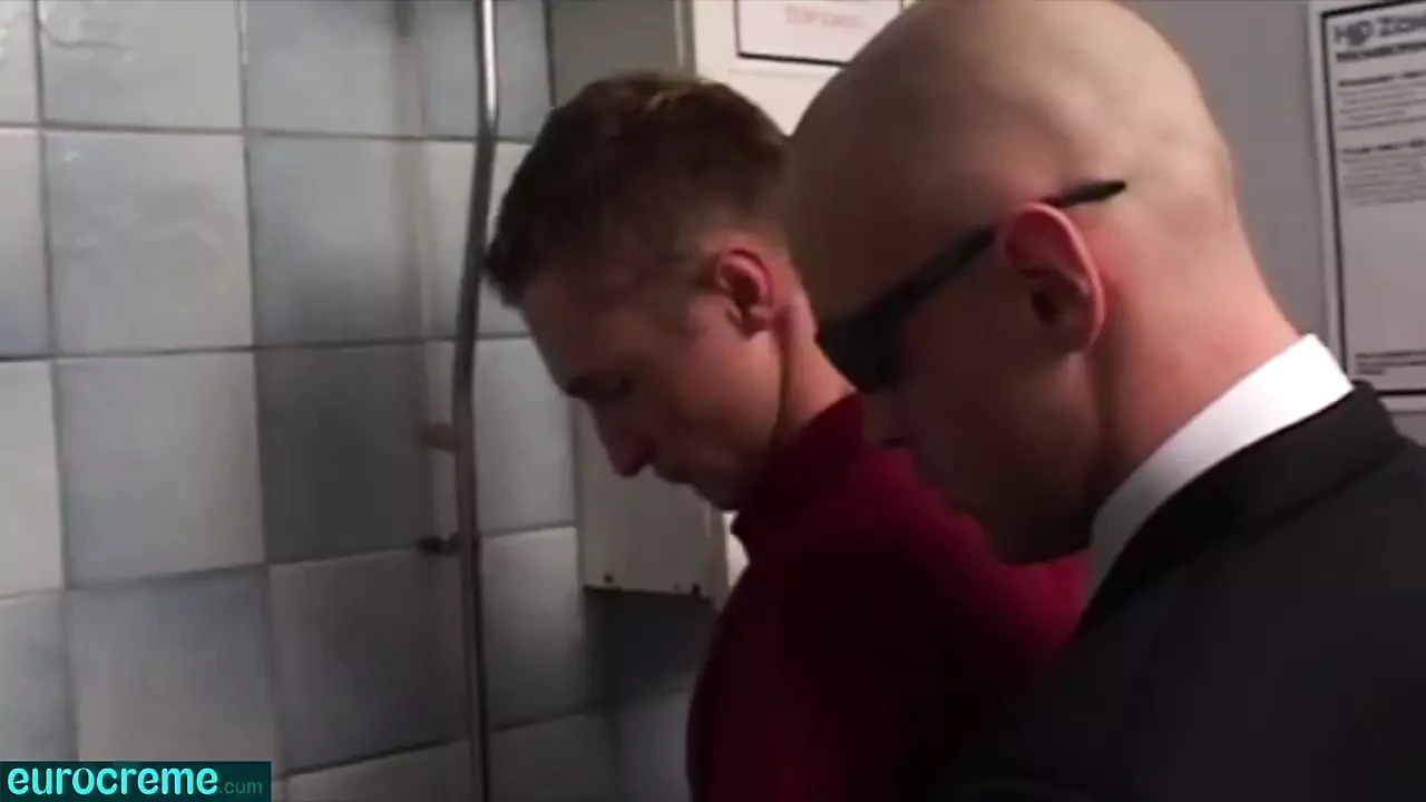 Eurocreme.com – Bodyguard fucks twink in public toilet