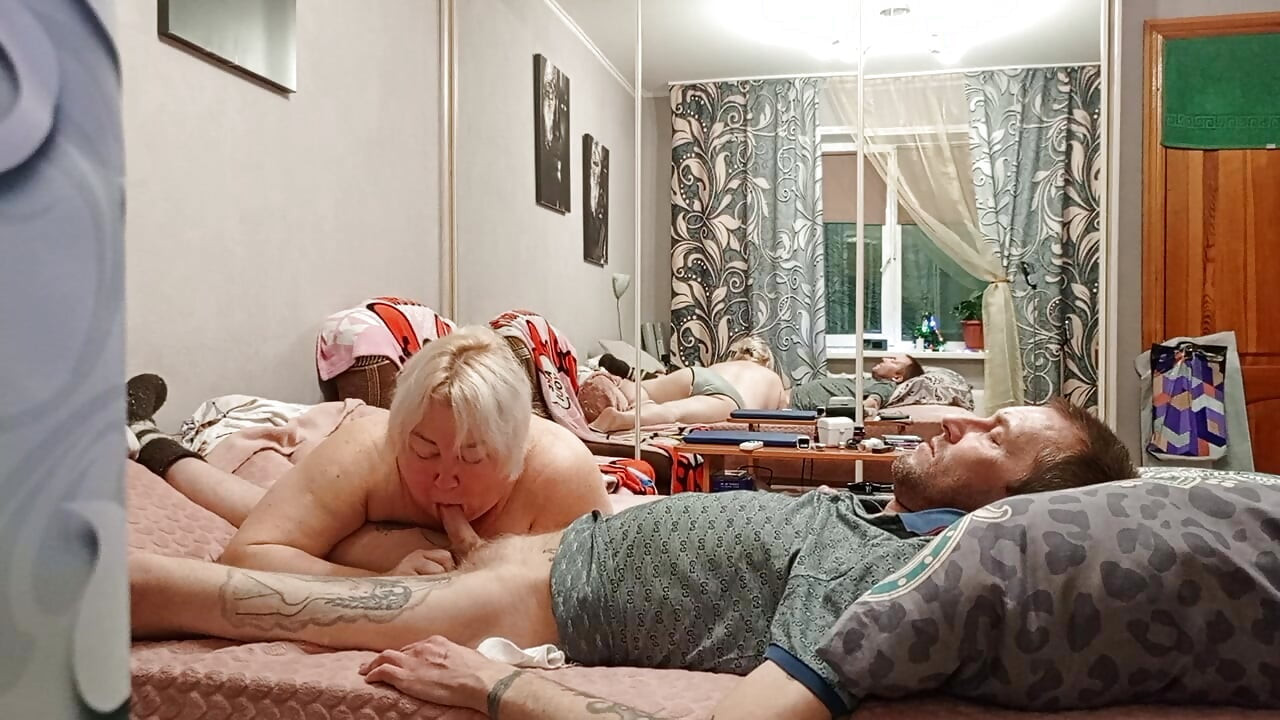 Mamada suave y semen caliente en la boca del vecino