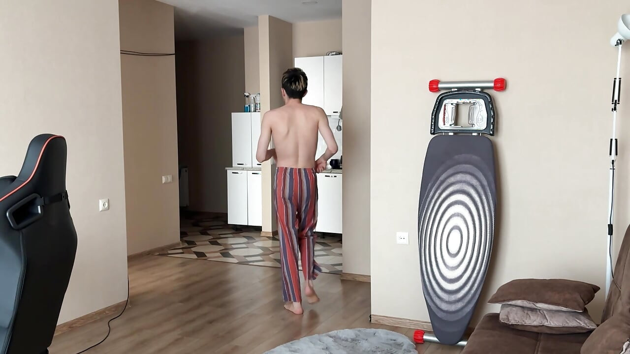 Pria Mengundang Teman Lucu Untuk Bercinta, Blowjob Tenggorokan Kacau Pantat Ketat Twink