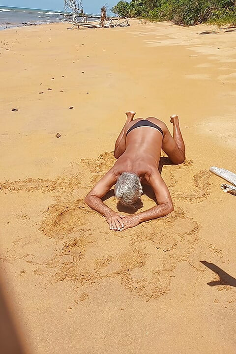 Ladysilva na praia de calcinha bronzeando sua bunda gostosa