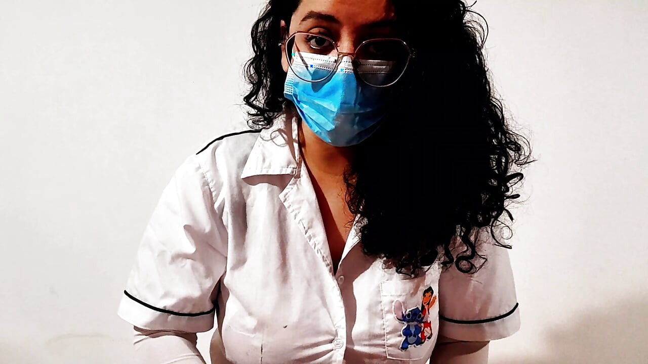 欲望を抑えきれず、患者のチンポをしゃぶる パート1