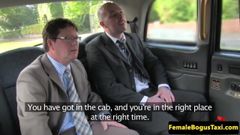 Spitroasted vrouwelijke taxichauffeur geneukt in trio