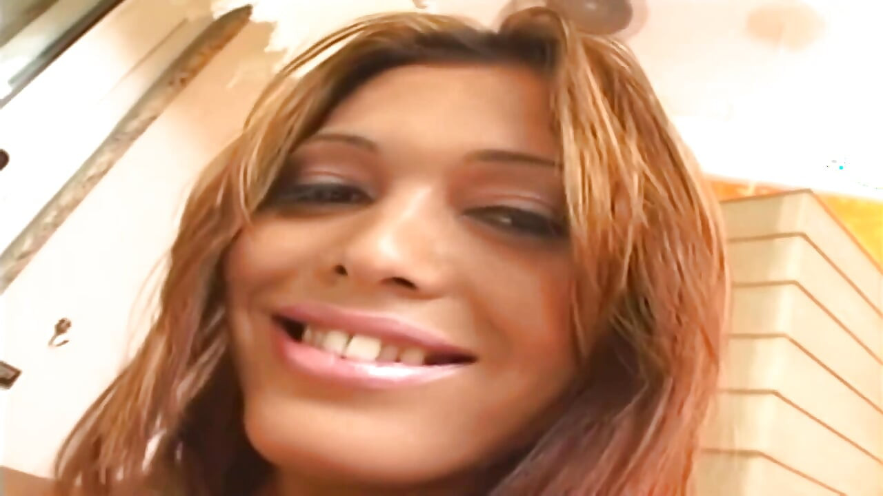 امرأة سمراء مثيرة ليدي بوي يحب أن يمارس الجنس