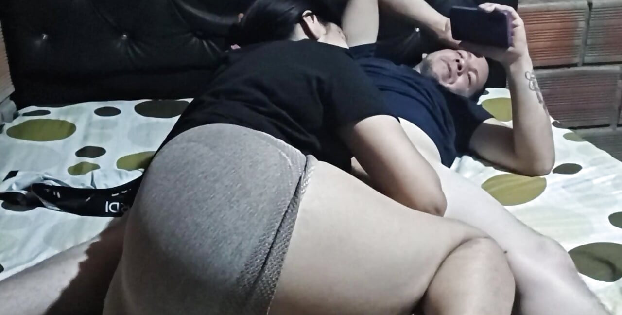 Linda chica universitaria con un coño muy bonito se pone muy cachonda en la habitación de su padrastro (real casero)