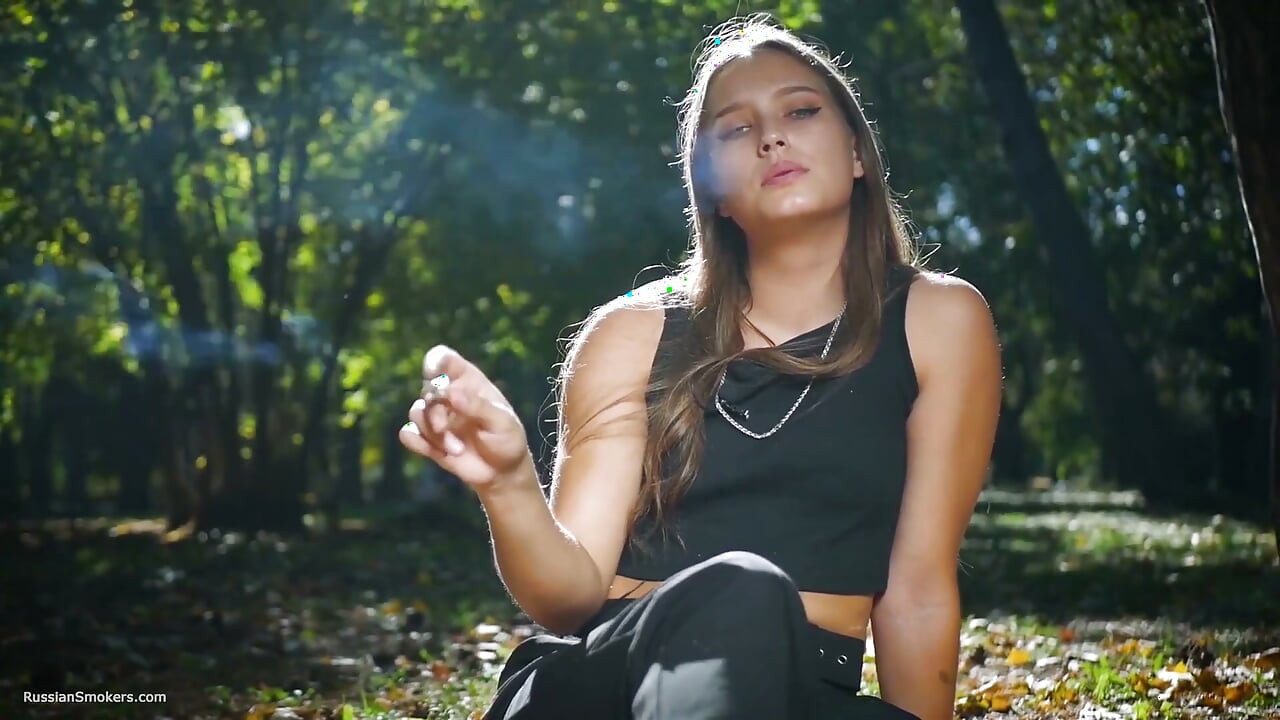 Cewek cantik rusia yang menggoda lagi asik merokok di studio
