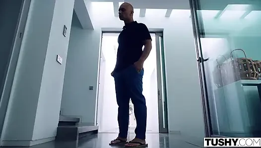 Tushy bu model her zaman ateşli anal seks için hazır