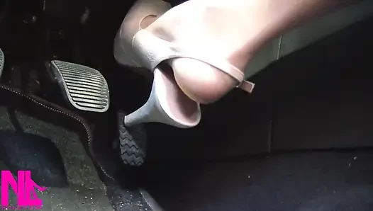 Aksi nakal cewek dengan stoking putih dengan stoking putih dan sepatu hak tinggi warna putih