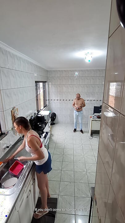 Empregada tira a roupa e aceita um facial para extra.