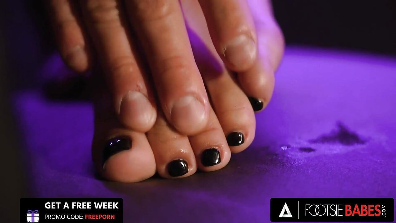 FOOTSIE BABES - Alyssa Bounty подает бурную дрочку ногами клиенту огромного члена