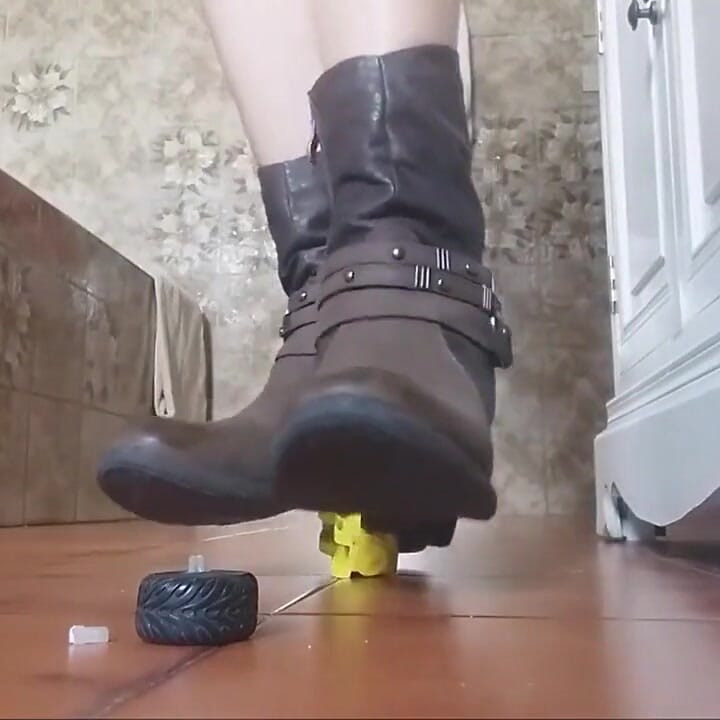 A Gorgeous but Sadistic Giantess.. Machines Have No Hope of Being Saved