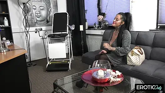 Jinekolog Doktor Dildo sikini muayeneye götürmeyi tercih ediyor