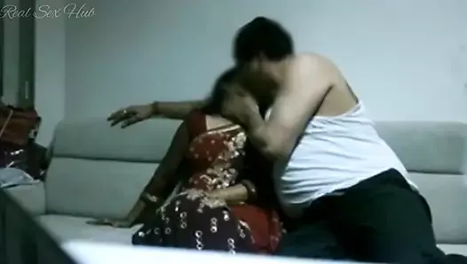 Une employée indienne infidèle baise avec son propriétaire sur un canapé