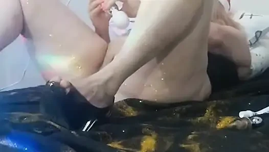 Dia pulang kerja dan dia hanya menunggu di tempat tidur.