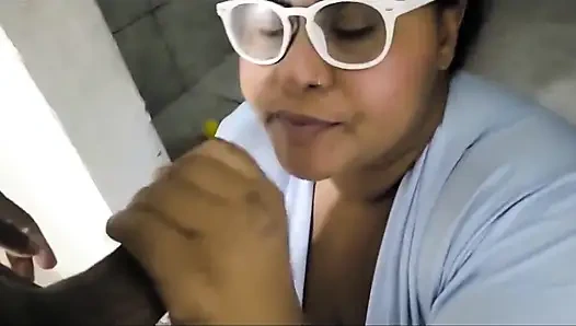 Aku ngeliat ibu tiriku pakai celana dalamnya dan berujung sama dia