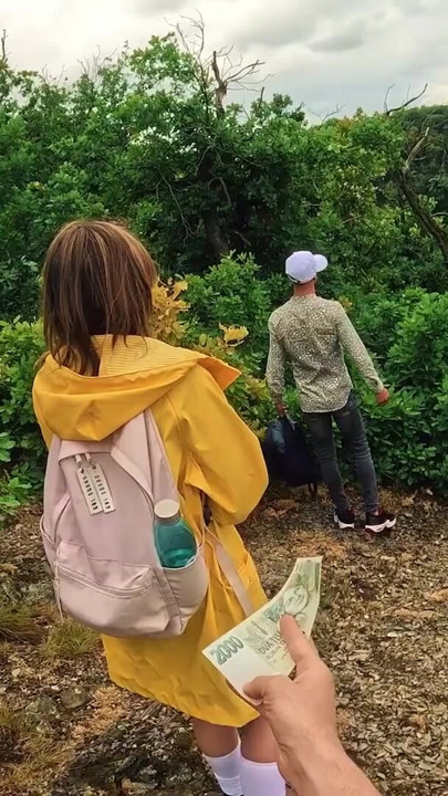 VIP4K. Ich habe ihr ein schönes angebot gemacht und sie im wald gefickt | Clip 1