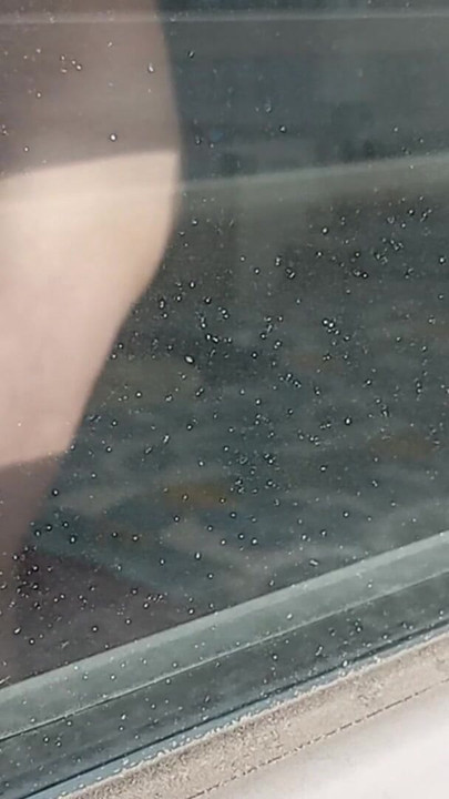 「大きな弛緩したチンポを持つ熟女異性愛隣人が下着を着替えて街に出かける」から必見の瞬間