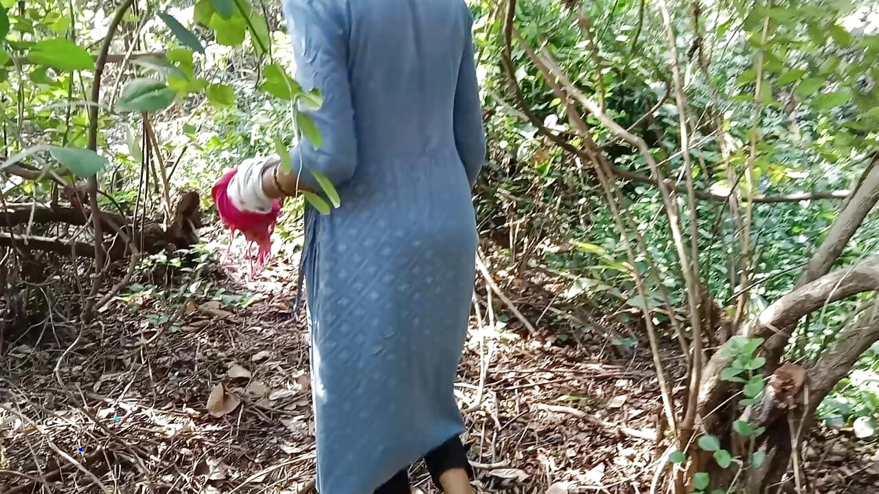 Bhabhi kampung desi India menikmati menghisap batang di dalam hutan