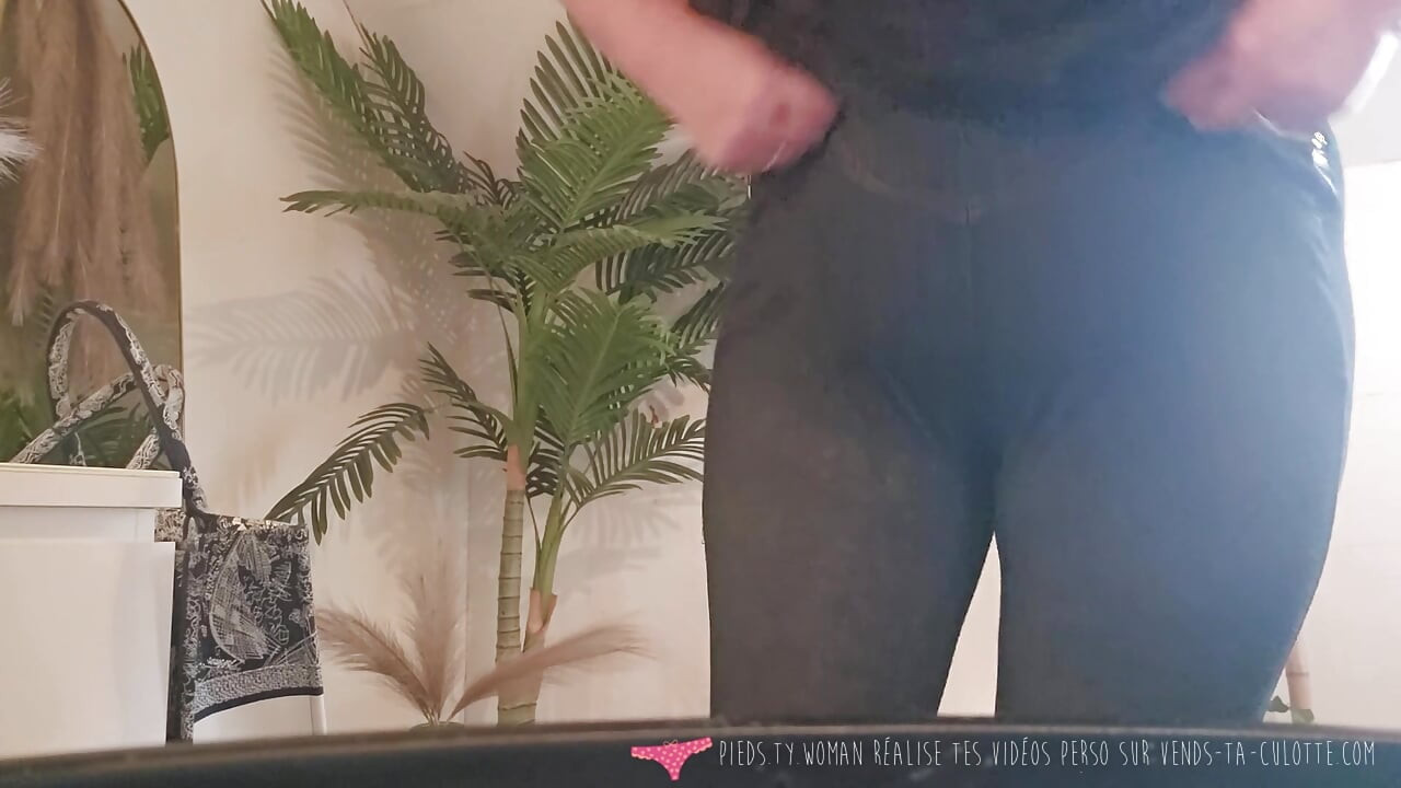 Vends-ta-culotte - Dominatrix wants to frustrate you and ends up putting a dildo in her pussy in front of you