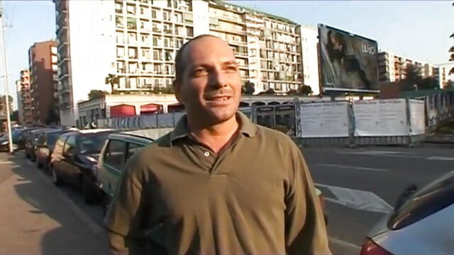 Italia puta follada por dos hombres con polla dura que quieren correrse en su boca - dvd