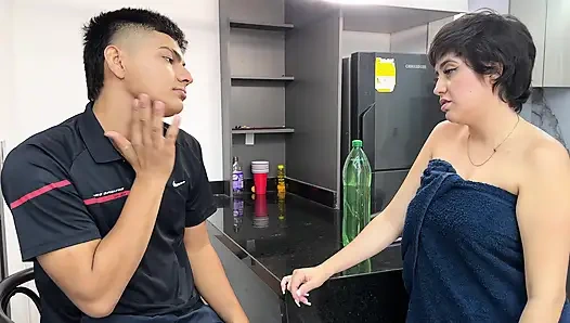 Aku pesan kiriman, tapi aku lebih suka dientot sama kurir pengantar barang, jadi aku minta cowok ini untuk ngentot memekku habis-habisan