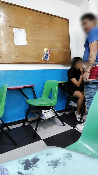 Ich gehe, um ihre schule und sie im klassenzimmer zu besuchen