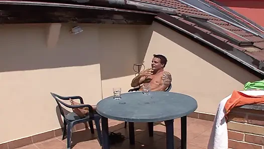 Pelacur jerman gemuk ngentot di atas rooftop