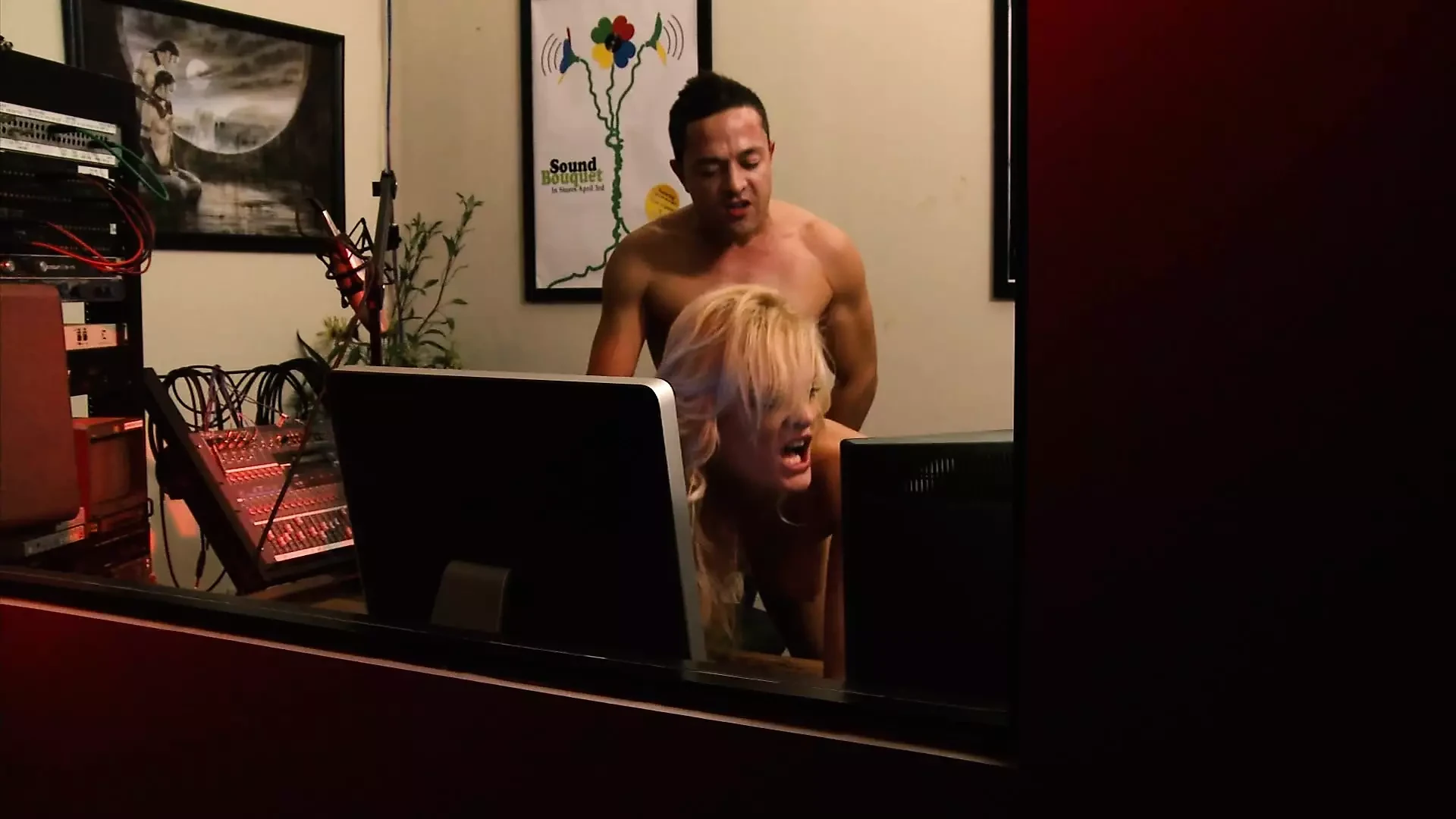 Milf bertetek besar Chloe Conrad dikongkek pepeknya oleh Brett Rockman