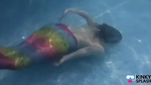 Putri duyung tertangkap menggodamu di kolam renang