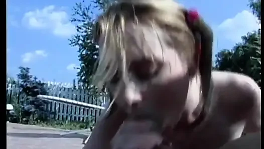 Seksi sürtük havuz başında sakso çekiyor ve çim sandalyesine boşalıyor