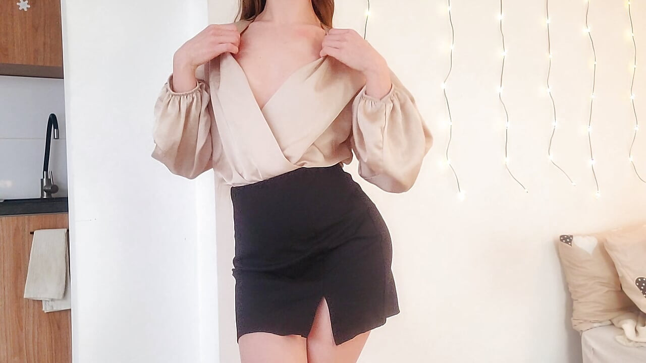 18+ 女孩放學後濕漉漉的小指屄自慰。我太濕了