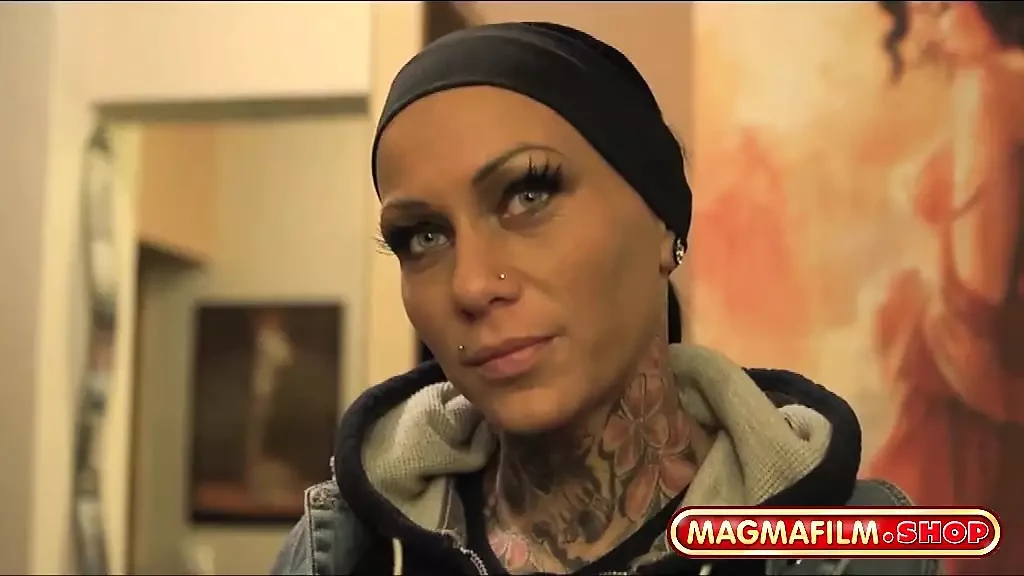 Estrela pornô e modelo de tatuagem Kitty Core