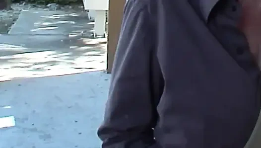 Sokaklardan azgın Asyalı hatun sert sikişiyor ve ateşli bir yüze boşalma alıyor